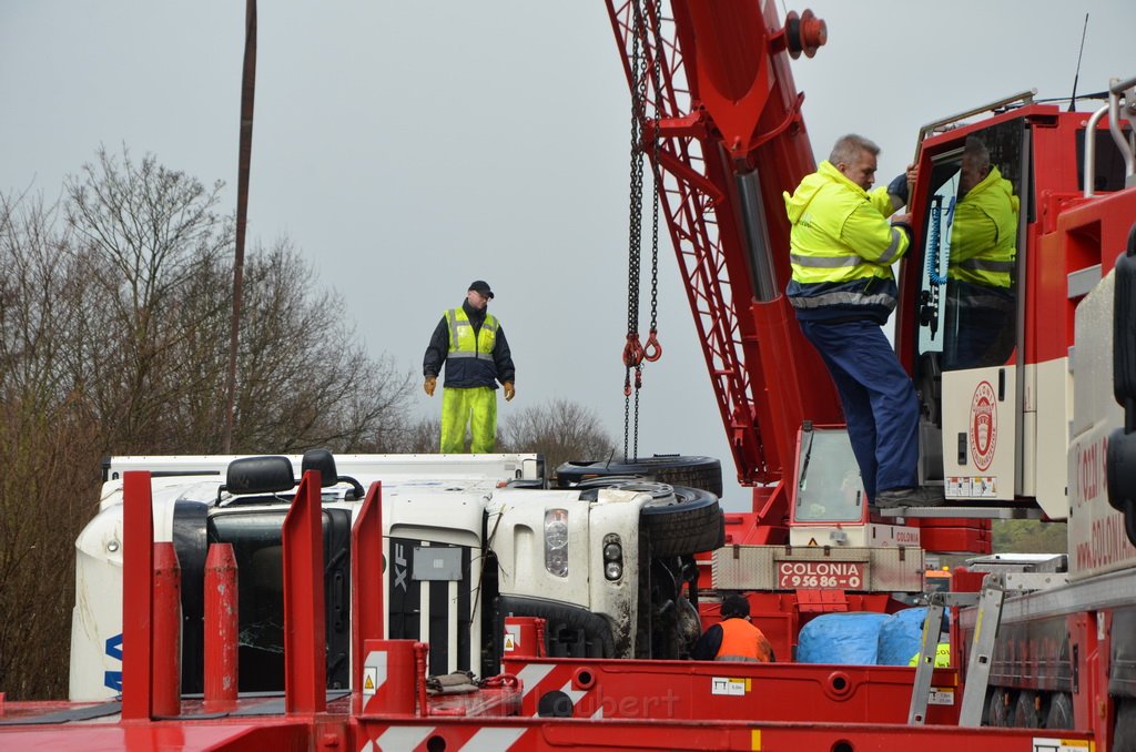 VU LKW umgestuerzt A 3 Rich Frankfurt AS Koenigsforst P493.JPG - Miklos Laubert